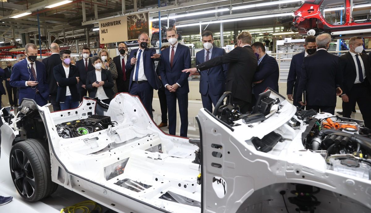 El Rey Felipe VI y el presidente del Gobierno, Pedro Sánchez, visitando Martorell. Foto: Cordon Press.