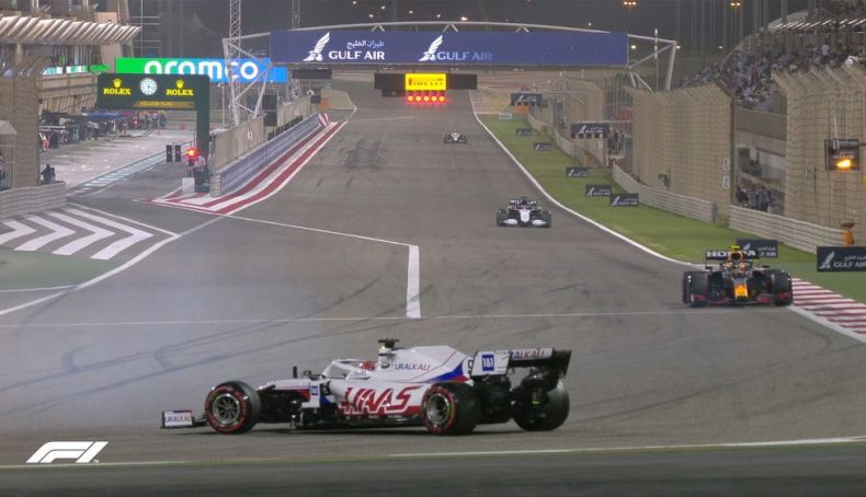 En la Q1 Nikita Mazepin (Alpha Tauri) hizo un trompo que provocó la bandera amarilla En la Q1 Nikita Mazepin (Alpha Tauri) hizo un trompo que provocó la bandera amarilla