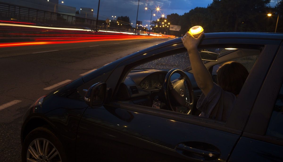Cómo utilizaremos la señal luminosa V-16 en el coche. Cómo utilizaremos la señal luminosa V-16 en el coche.