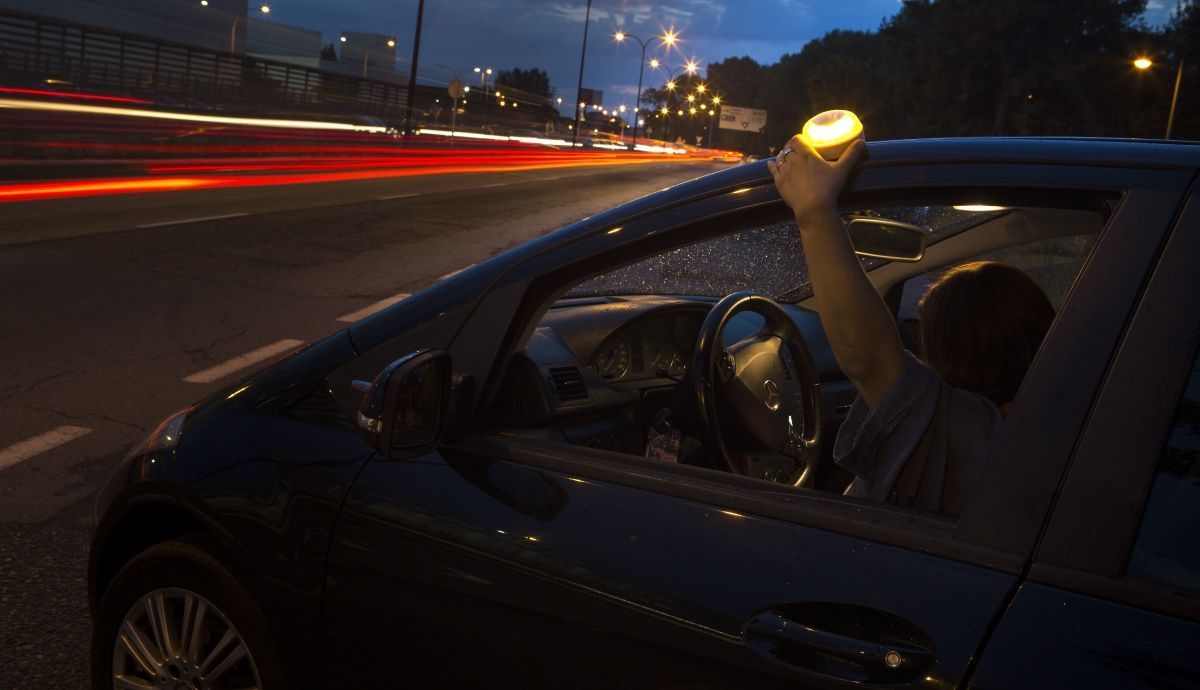 Cómo utilizaremos la señal luminosa V-16 en el coche.