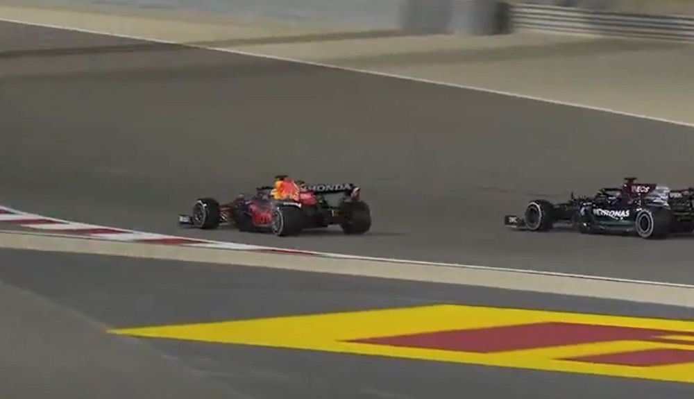 Otra imagen de la tv donde se ve cómo Verstappen supera a Hamilton por fuera de la pista