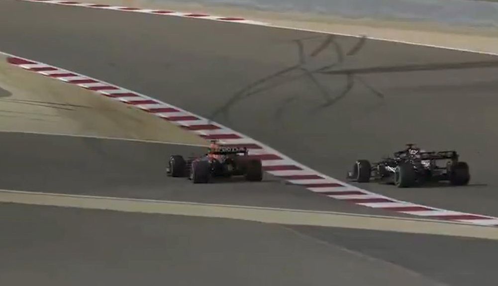 Verstappen superó a Hamilton en la frenada y luego se salió ligeramente de la pista, como Hamilton había hecho constantemente