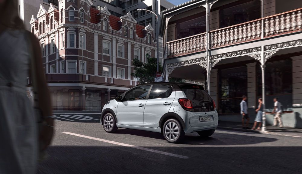 Las lunas oscurecidas y los pasos de rueda son los grandes atractivos del Citroën C1 Millenium Las lunas oscurecidas y los pasos de rueda son los grandes atractivos del Citroën C1 Millenium
