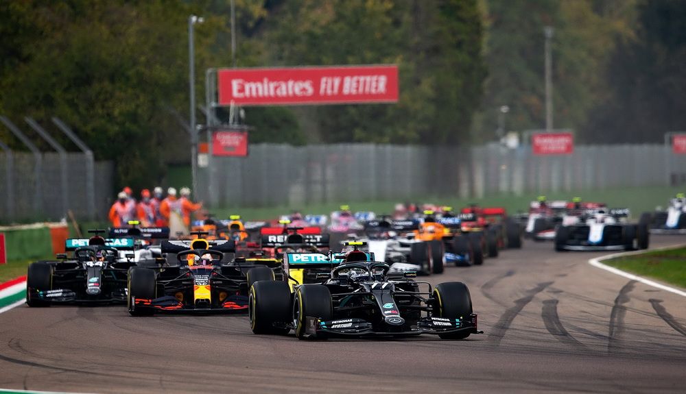 Salida del GP de Emilia Romagna de 2020 con Valtteri Bottas en cabeza