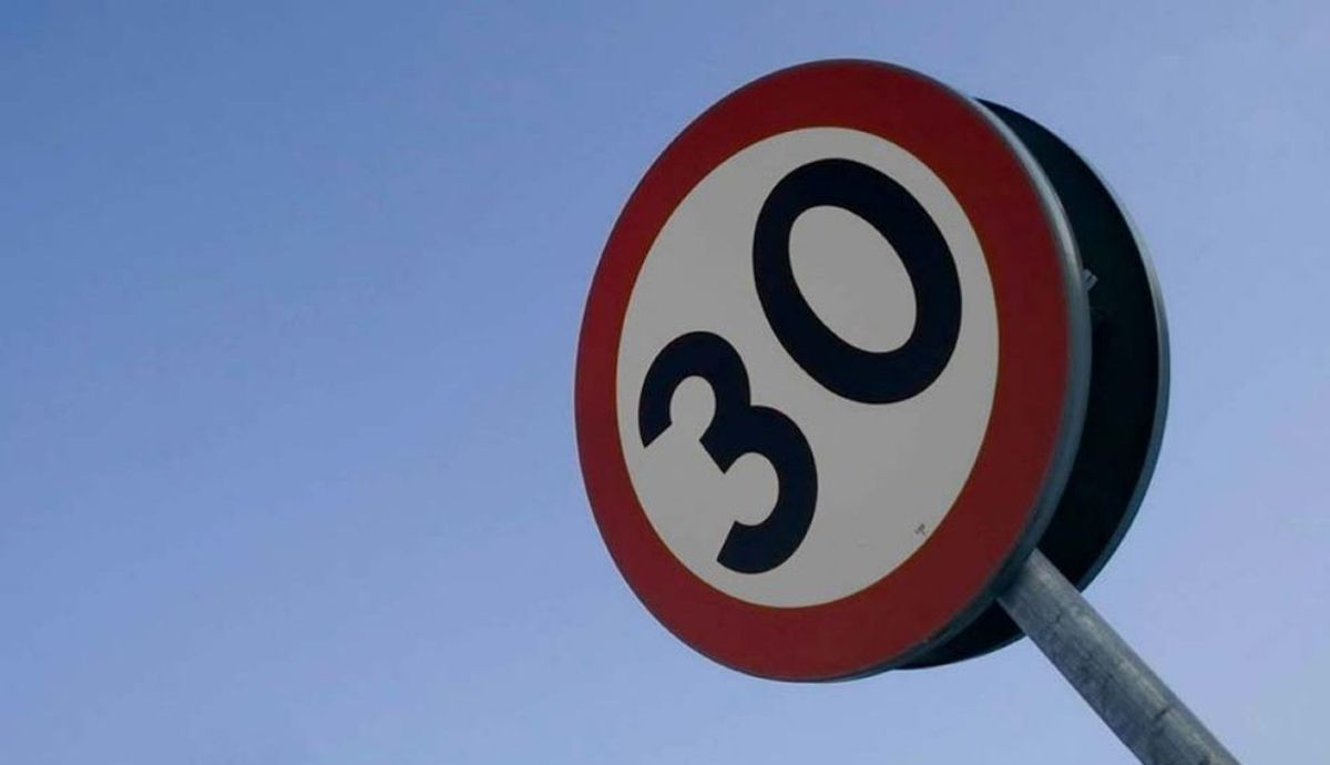 Los nuevos límites de velocidad en las ciudades españolas, al caer.