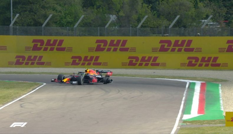 Checo Pérez llevaba el neumático trasero destrozado a la salida de la curva Checo Pérez llevaba el neumático trasero destrozado a la salida de la curva