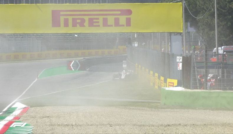 Accidente de Mazepin al final de la sesión en la entrada del pit lane Accidente de Mazepin al final de la sesión en la entrada del pit lane