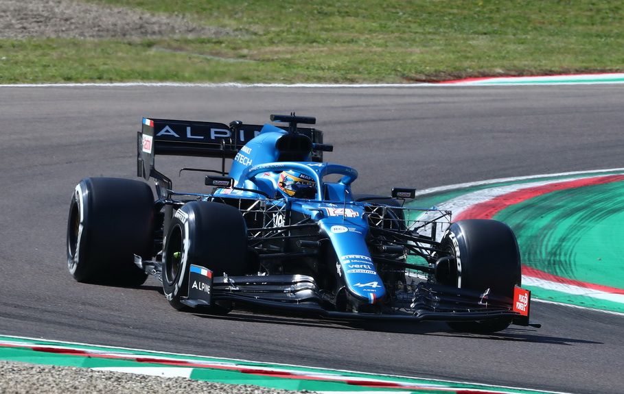 Fernando Alonso con su Alpine el viernes el Imola