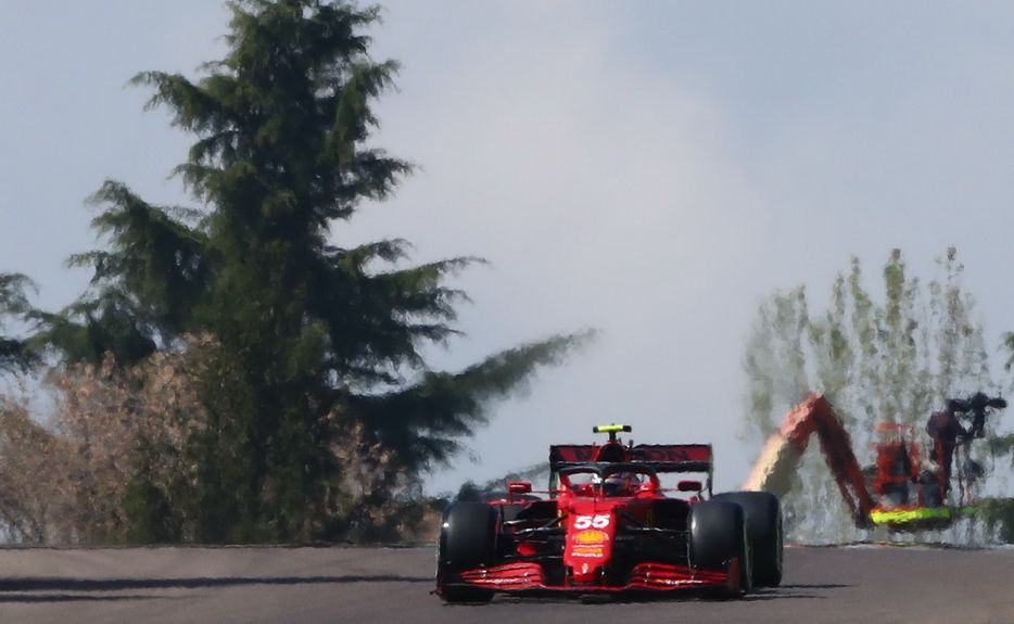 Carlos Sainz marcó el cuarto mejor tiempo del viernes con su Ferrari SF21