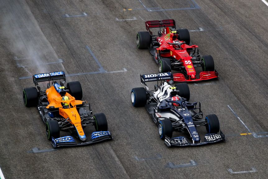 Carlos Sainz en carrera luchando con Norris y Gasly