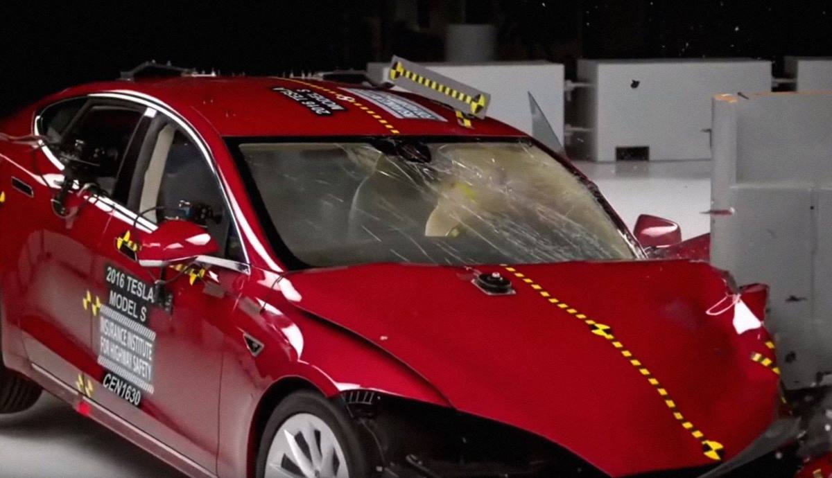 Un Tesla Model S en un test de seguridad en Estados Unidos (Imagen: Cordon Press)