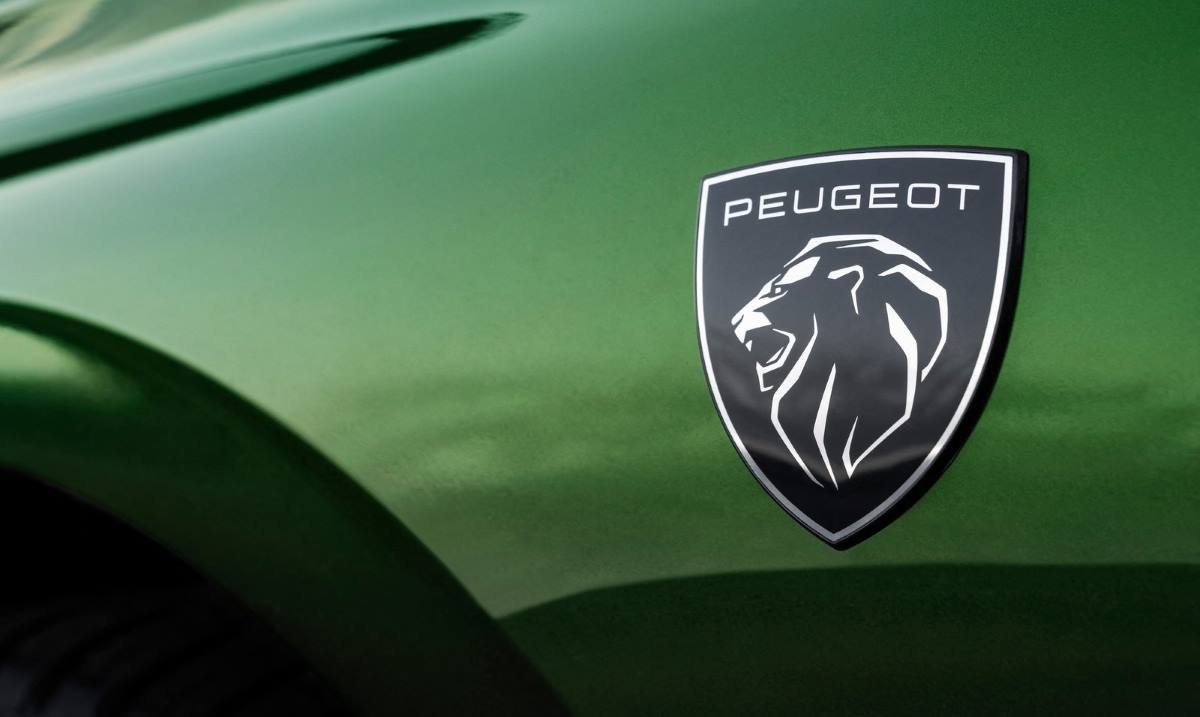 El nuevo logotipo del león en uno de los paneles laterales de la carrocería