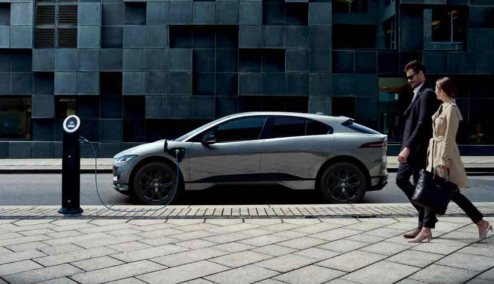 El Jaguar I-Pace permite recargas de corriente alterna a 11 kW y hasta 100 en continua.