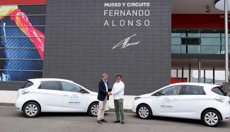 Jesús Presa de Renault entrega un ZOE a la Fundación Fernando Alonso, recogido por Luis García Abad Jesús Presa de Renault entrega un ZOE a la Fundación Fernando Alonso, recogido por Luis García Abad