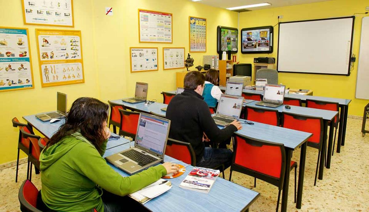 Los motivos por los que hay tantos suspensos en el examen teórico del carné en nuestro país, según Onroad.