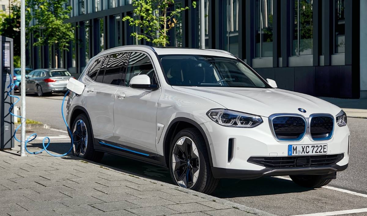 BMW iX3 1