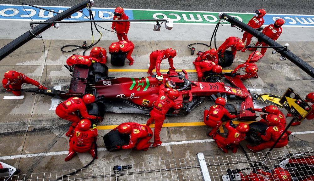 Carlos Sainz con su Ferrari SF21 en Imola