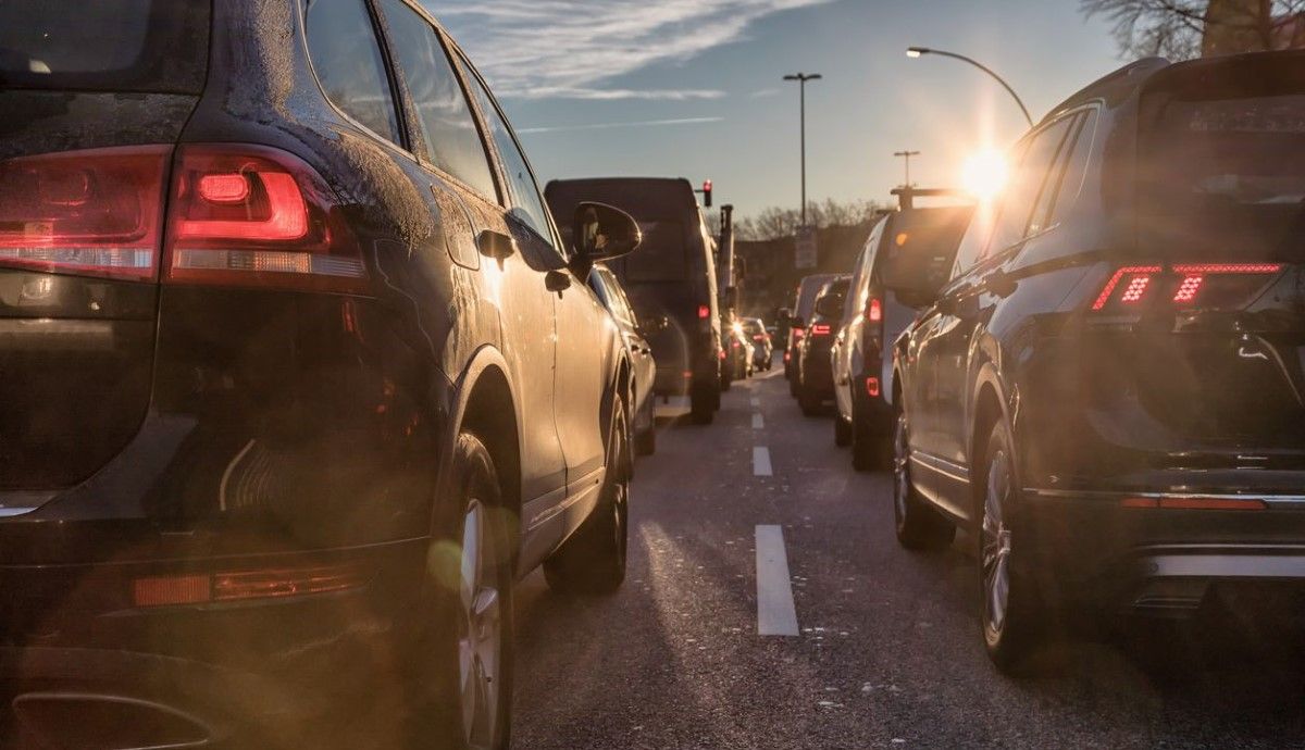 Los coches más grandes y los SUV pagarán más por aparcar, ¿y por circular?: todas las claves. Fotos: iStock.