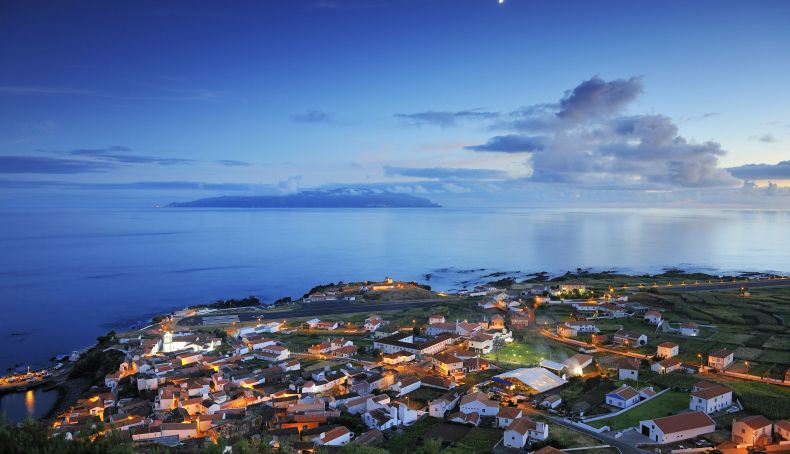 El archipiélago de las Azores consta de nueve islas que derrochan belleza: Santa María, São Miguel, Terceira, Graciosa, São Jorge, Pico y Faial, Flores y Corvo (arriba: vista de la vila do Corvo). El archipiélago de las Azores consta de nueve islas que derrochan belleza: Santa María, São Miguel, Terceira, Graciosa, São Jorge, Pico y Faial, Flores y Corvo (arriba: vista de la vila do Corvo).