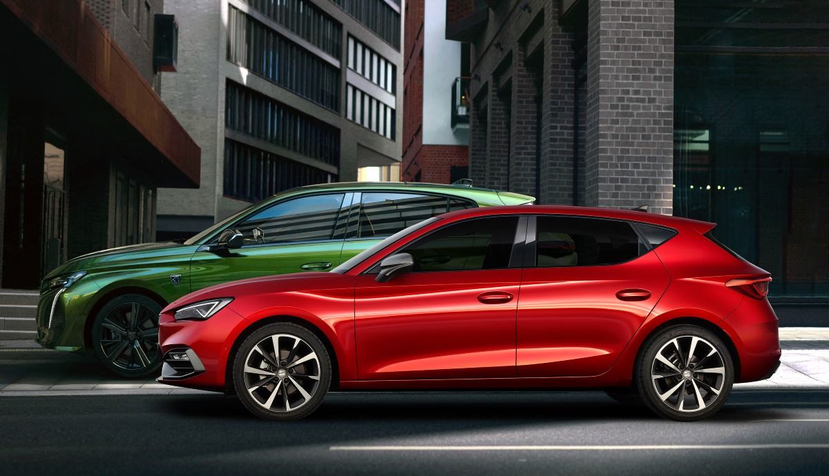 Peugeot 308 2021 vs Seat León: ¿qué nuevo compacto es mejor? Duelo en espacio, gama, motores...
