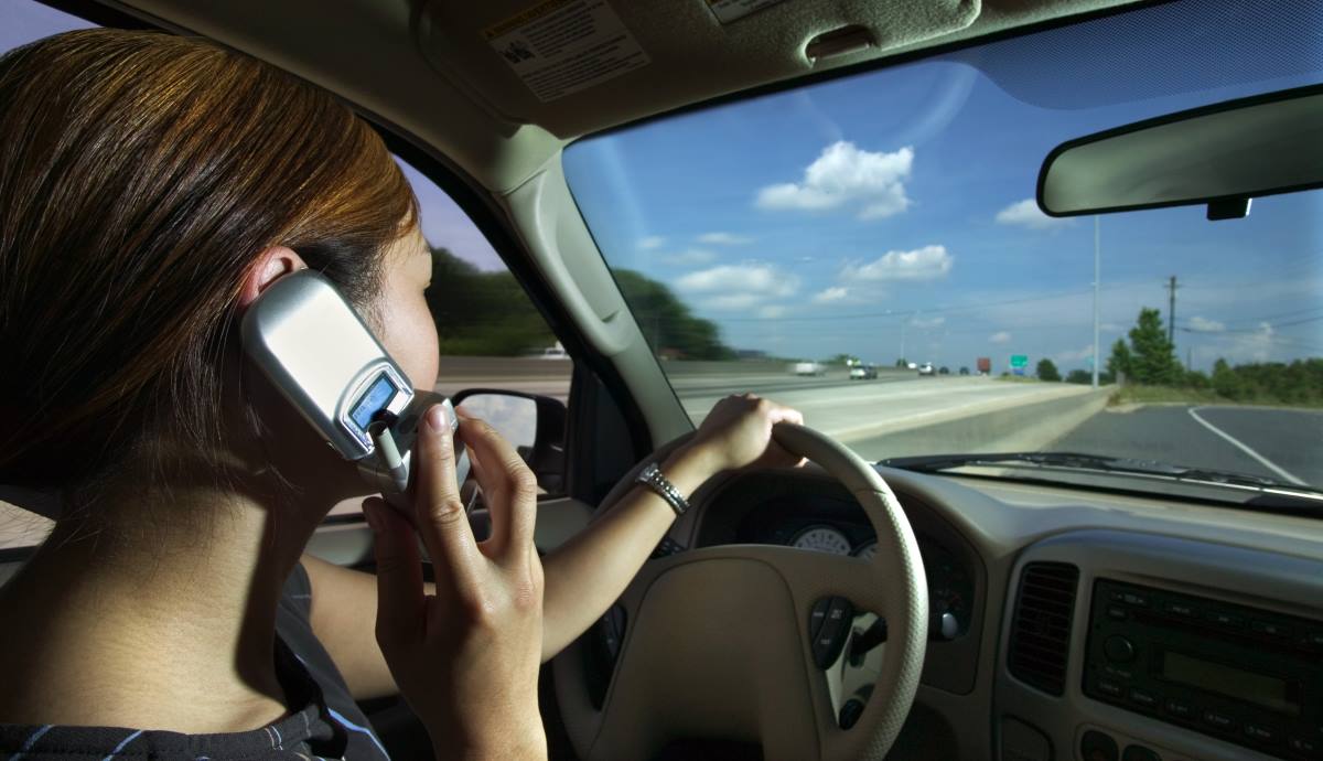 Usar el teléfono móvil al volante pasará a restar 6 puntos, en lugar de los actuales 3