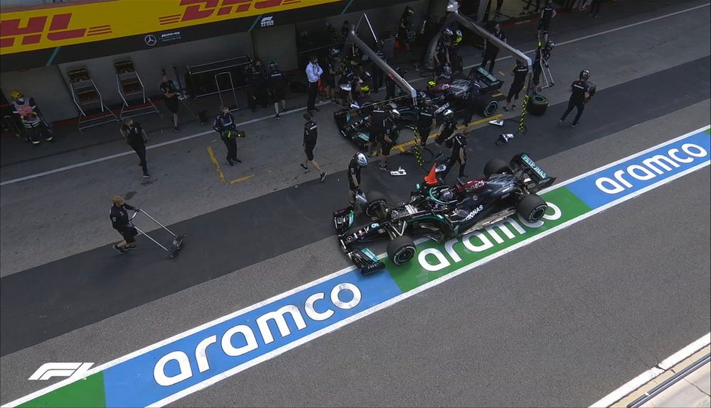 Los dos pilotos de Mercedes en su garaje durante la FP1