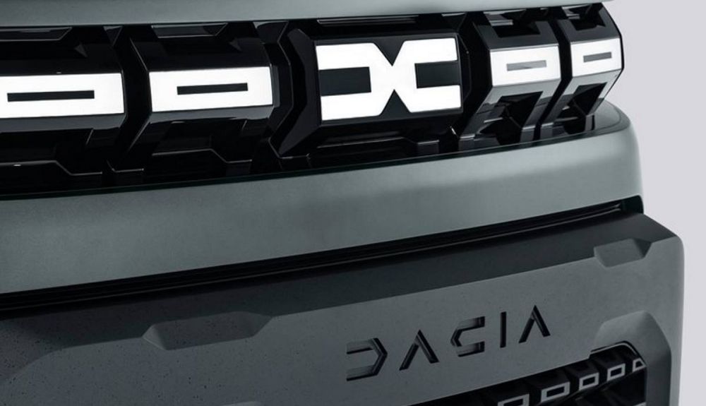 El modelo saliente incorporará el nuevo logo de Dacia El modelo saliente incorporará el nuevo logo de Dacia