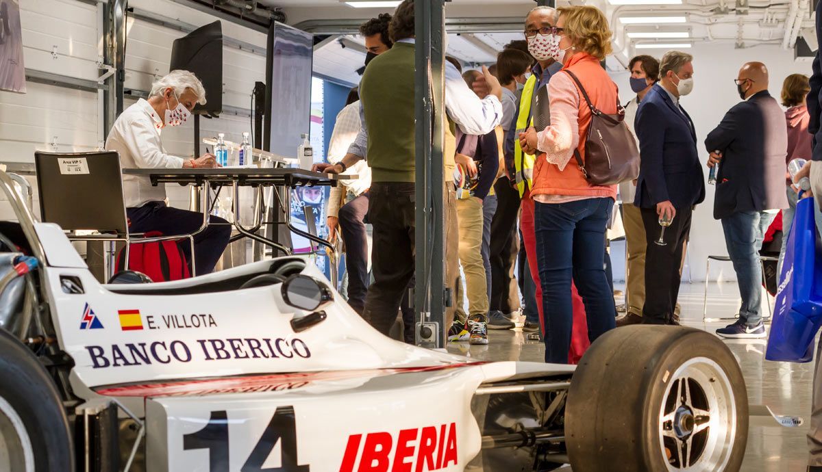 Emilio de Villota estuvo casi dos horas firmando ejemplares del libro a todos los asistentes que se le acercaron.