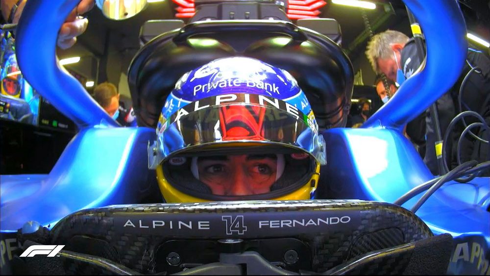 Fernando Alonso en su Alpine durante  la primera jornada de entrenamientos en Barcelona