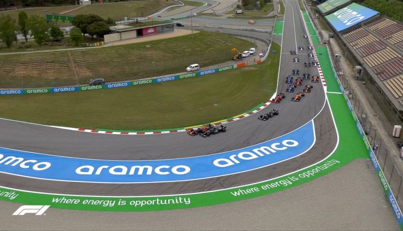 Salida de la carrera con Verstappen superando a Hamilton Salida de la carrera con Verstappen superando a Hamilton