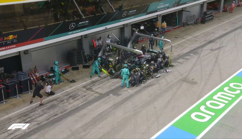 Parada en boxes de Hamilton