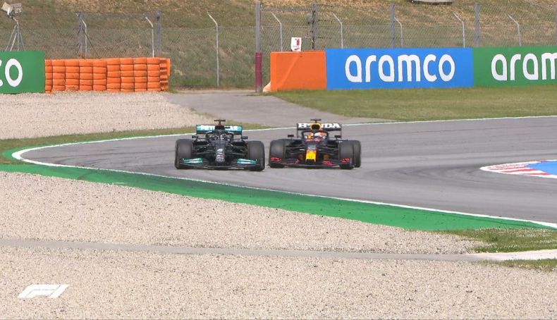 Hamilton superó a Verstappen y ganó la carrera