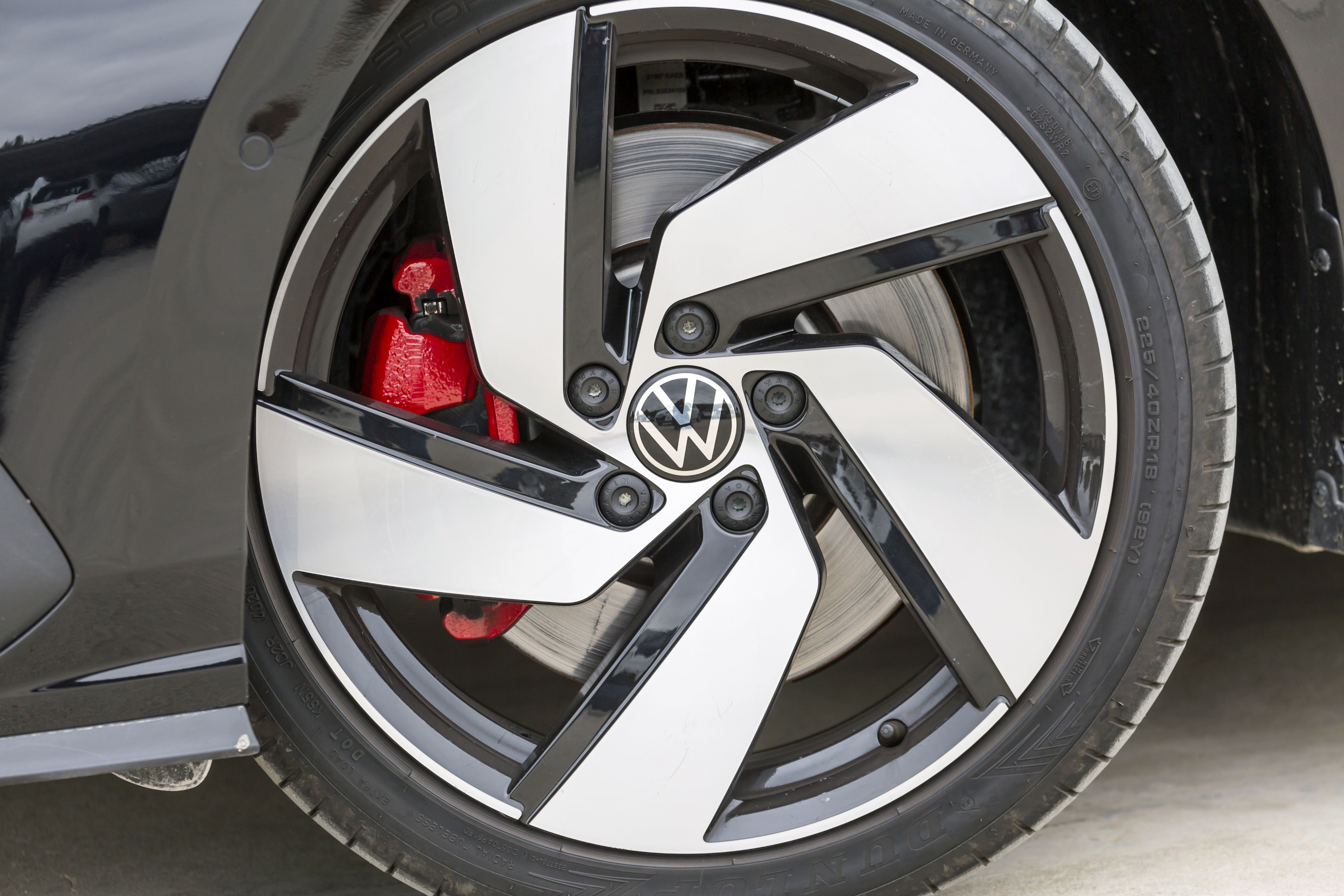 Volkswagen Golf GTI vs BMW 128Ti