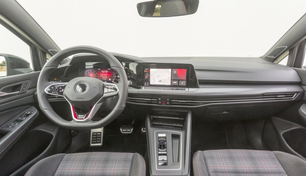 Volkswagen Golf GTI vs BMW 128Ti