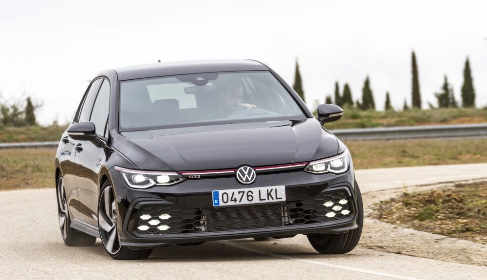 Volkswagen Golf GTI vs BMW 128Ti