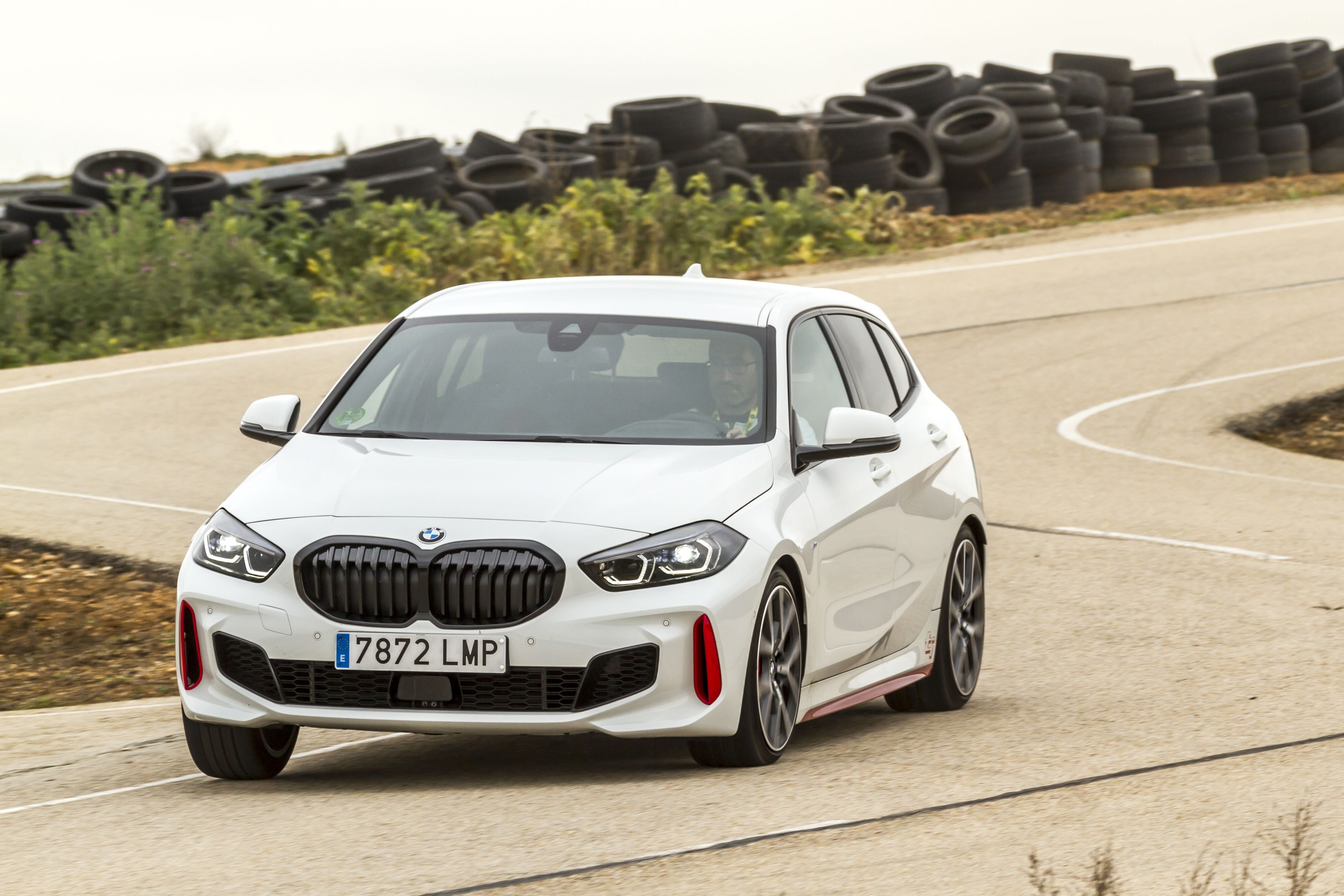 Volkswagen Golf GTI vs BMW 128Ti