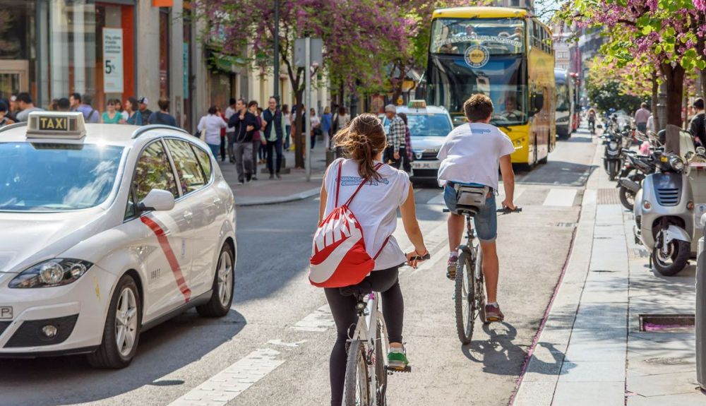 El Ayuntamiento de Madrid podría obligar a los menores de edad a llevar casco obligatorio en bicicleta y patinete. Foto: iStock