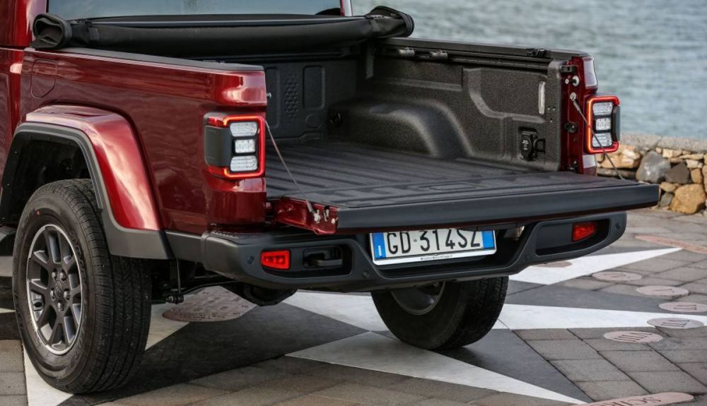 Acceso a la zona de carga en el pick up de Jeep Acceso a la zona de carga en el pick up de Jeep