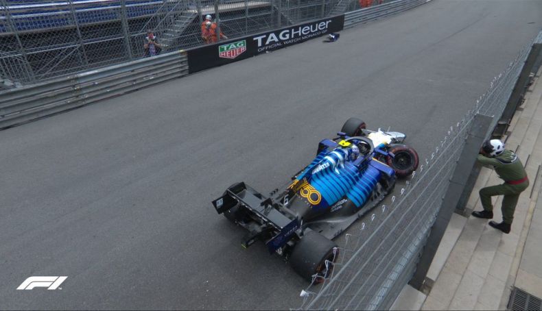 Latifi sufrió un accidente en la chicane que obligó a sacar la bandera roja Latifi sufrió un accidente en la chicane que obligó a sacar la bandera roja