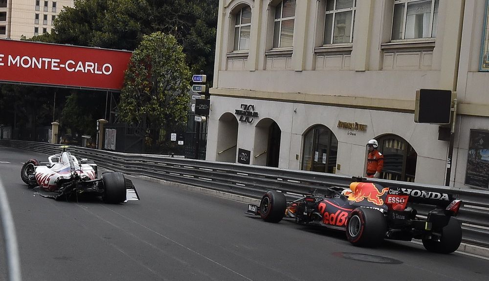 Accidente de Schumacher al final de la FP3. Verstappen pasó junto a él Accidente de Schumacher al final de la FP3. Verstappen pasó junto a él