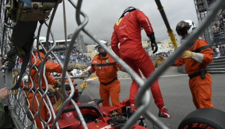 Leclerc se baja del coche tras su accidente en la Q3 Leclerc se baja del coche tras su accidente en la Q3