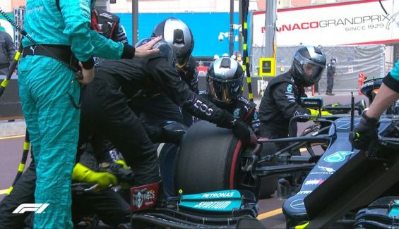 Bottas tuvo que abandonar en boxes, no pudieron quitar una de sus ruedas Bottas tuvo que abandonar en boxes, no pudieron quitar una de sus ruedas