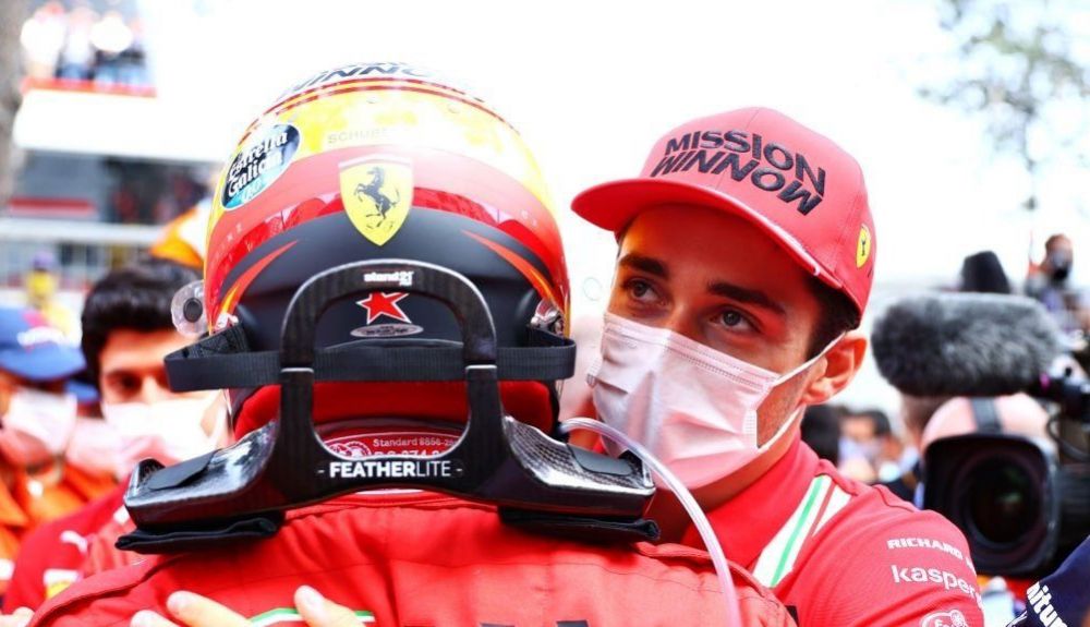 Leclerc abrazó a Sainz al finalizar la carrera Leclerc abrazó a Sainz al finalizar la carrera
