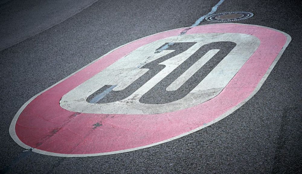 ¿Adiós al nuevo límite de 30 km/h en ciudad?: los atascos pueden tumbar la norma de la DGT. Foto: iStock.