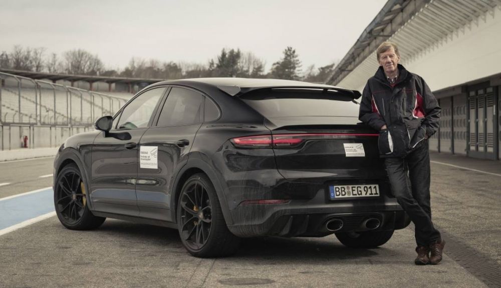 Porsche Cayenne Coupé Turbo S 2022 y el piloto Walter Röhrl