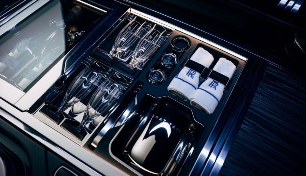 Nevera para el champagne, cubiertos de plata, platos de porcelana y borde de platino... lo que necesite el cliente Nevera para el champagne, cubiertos de plata, platos de porcelana y borde de platino... lo que necesite el cliente