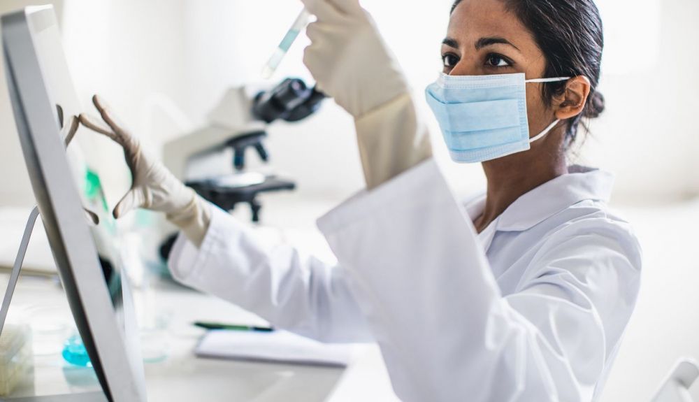 Científica en el laboratorio estudiando los anticuerpos de la Covid-19. Foto: IStock. Científica en el laboratorio estudiando los anticuerpos de la Covid-19. Foto: IStock.