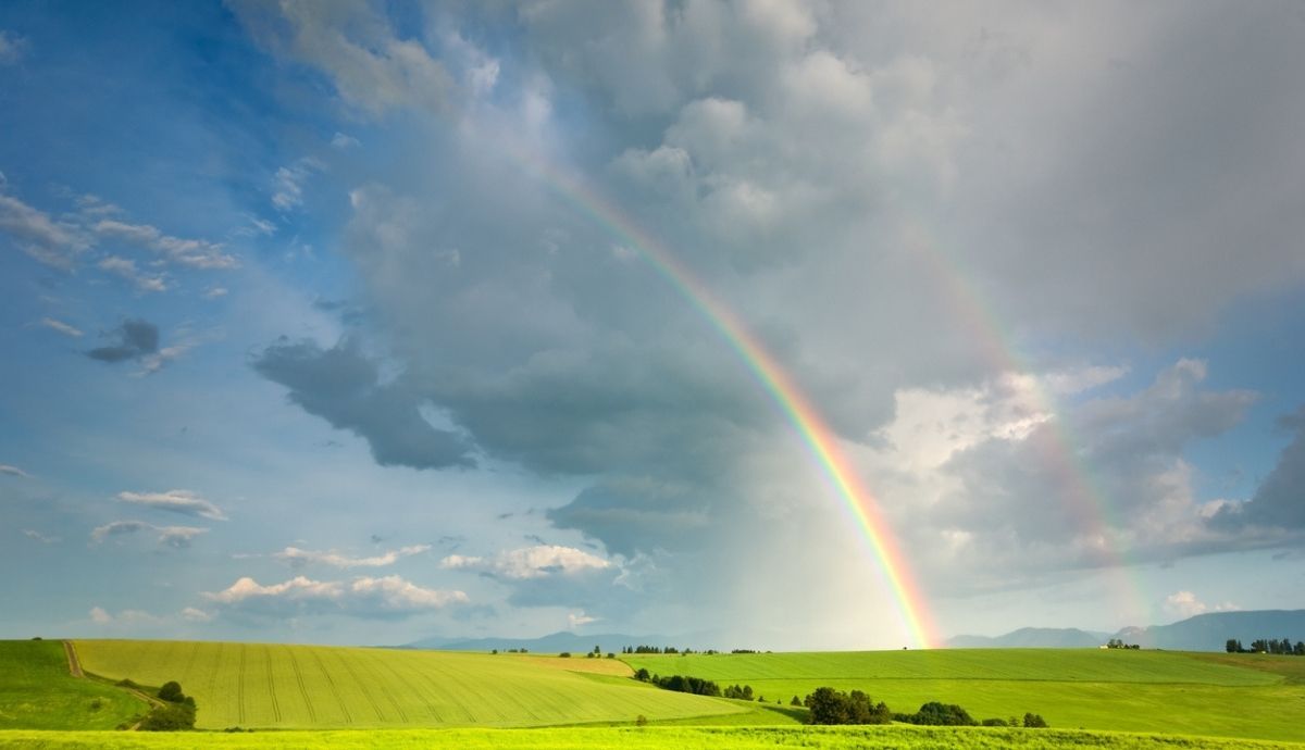 Un arcoíris doble aparece en el cielo, tras una intensa lluvia