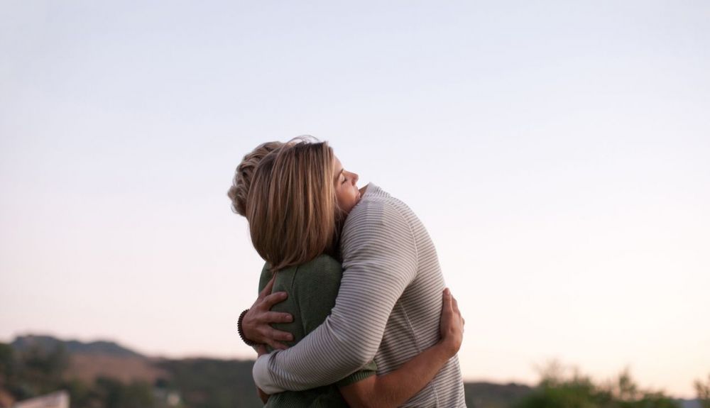 Una pareja se abraza. Hacerlo es muy aconsejable para luchar contra el estrés. Foto: IStock. Autor: OJO_Images Una pareja se abraza. Hacerlo es muy aconsejable para luchar contra el estrés. Foto: IStock. Autor: OJO_Images