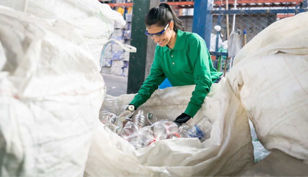 Mujer trabajando en una planta de reciclaje. Foto: IStock. Autor: andresr.